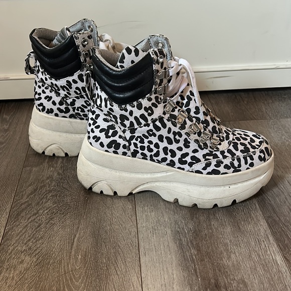 Platform Shoes - Picture 2 of 3